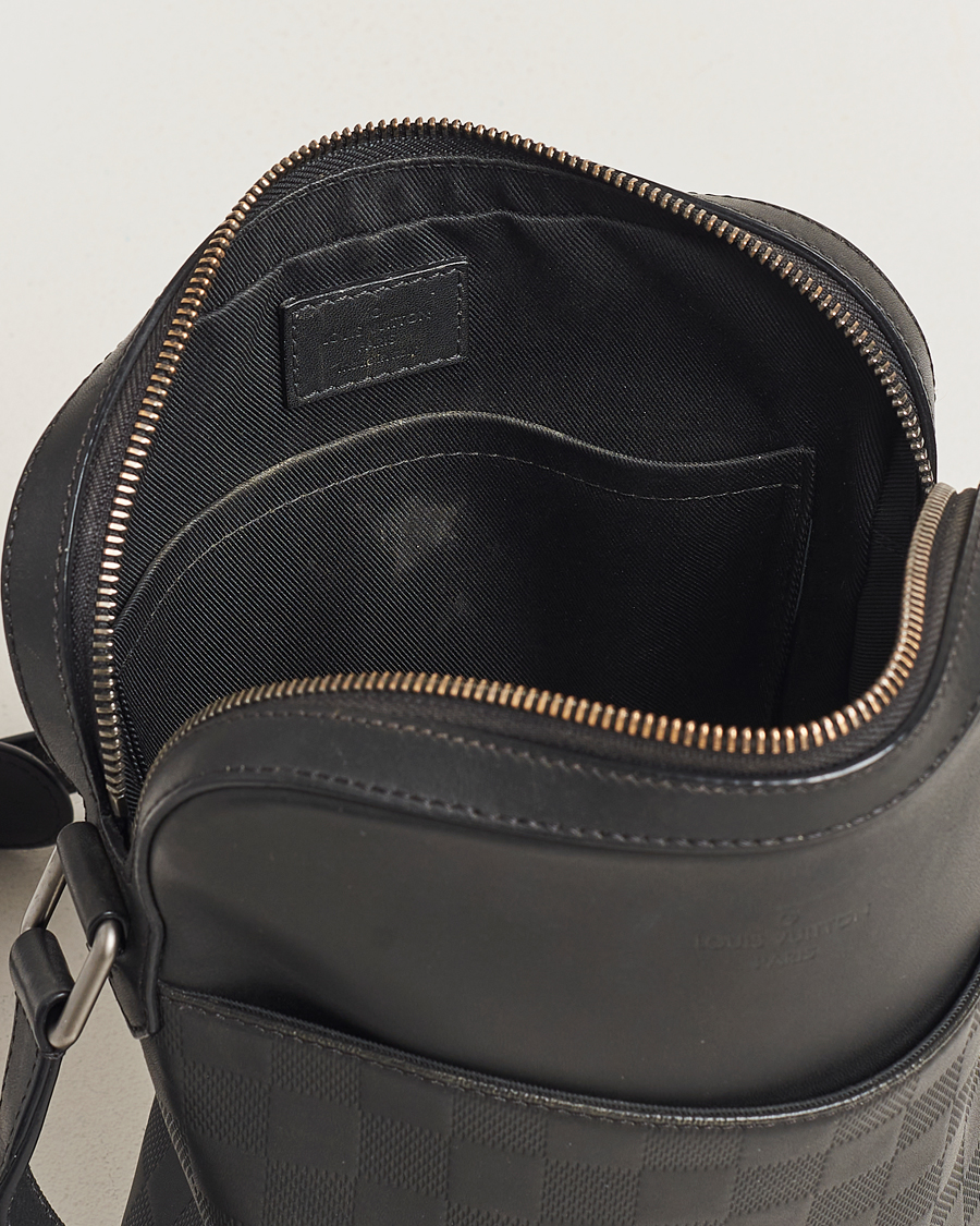 Hombres | Louis Vuitton Pre-Owned Damier Infini Pochette District Shoulder Bag | Louis Vuitton Pre-Owned | Damier Infini Pochette District Shoulder Bag