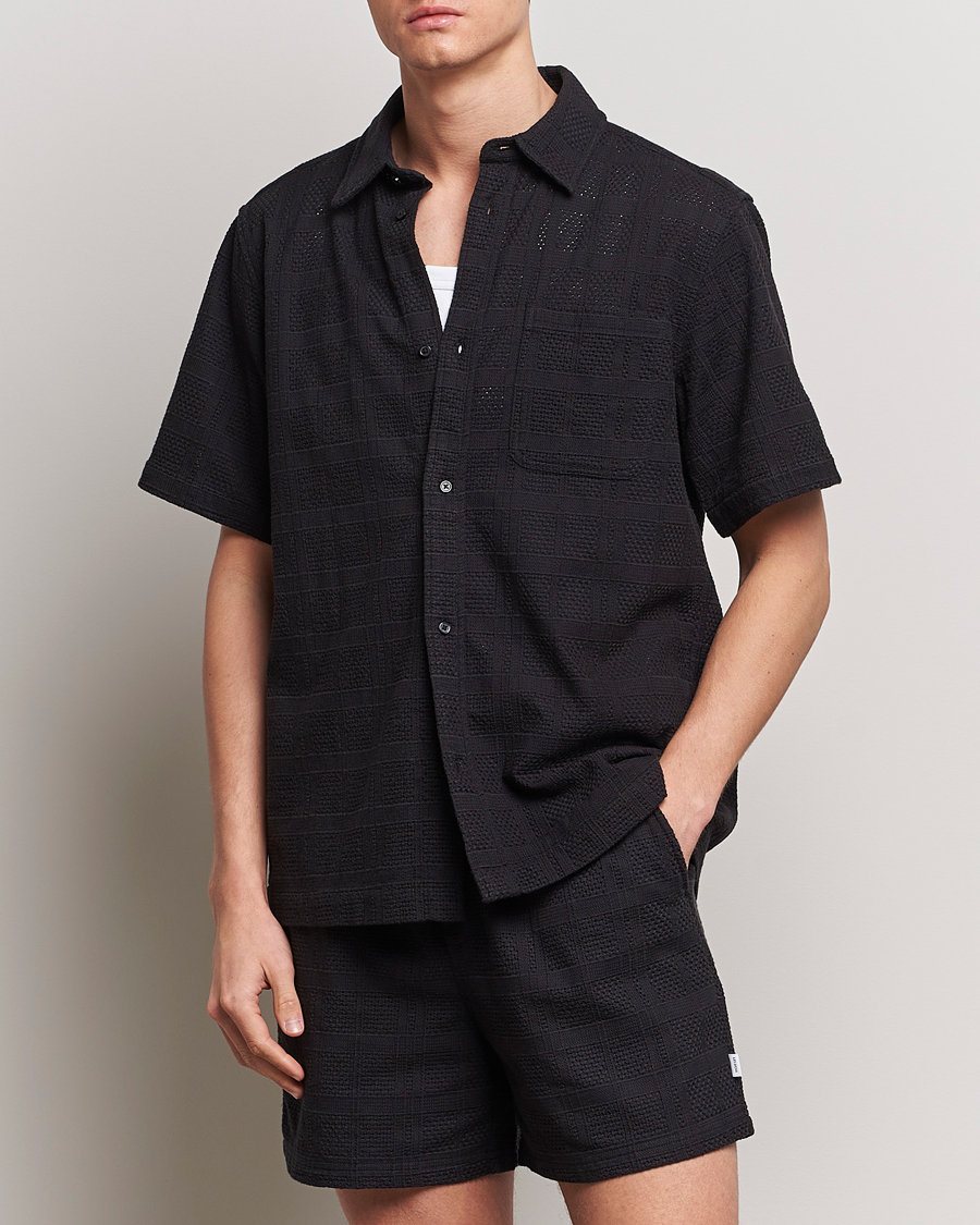 Hombres | Ropa | LES DEUX | Charlie Short Sleeve Knitted Shirt Black