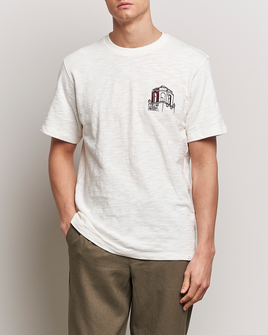 Hombres | Nuevas imágenes de productos | LES DEUX | Hotel Embroidery T-Shirt Ivory