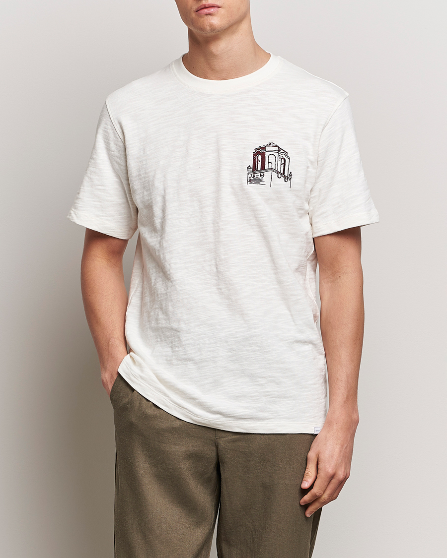 Hombres | Camisetas | LES DEUX | Hotel Embroidery T-Shirt Ivory