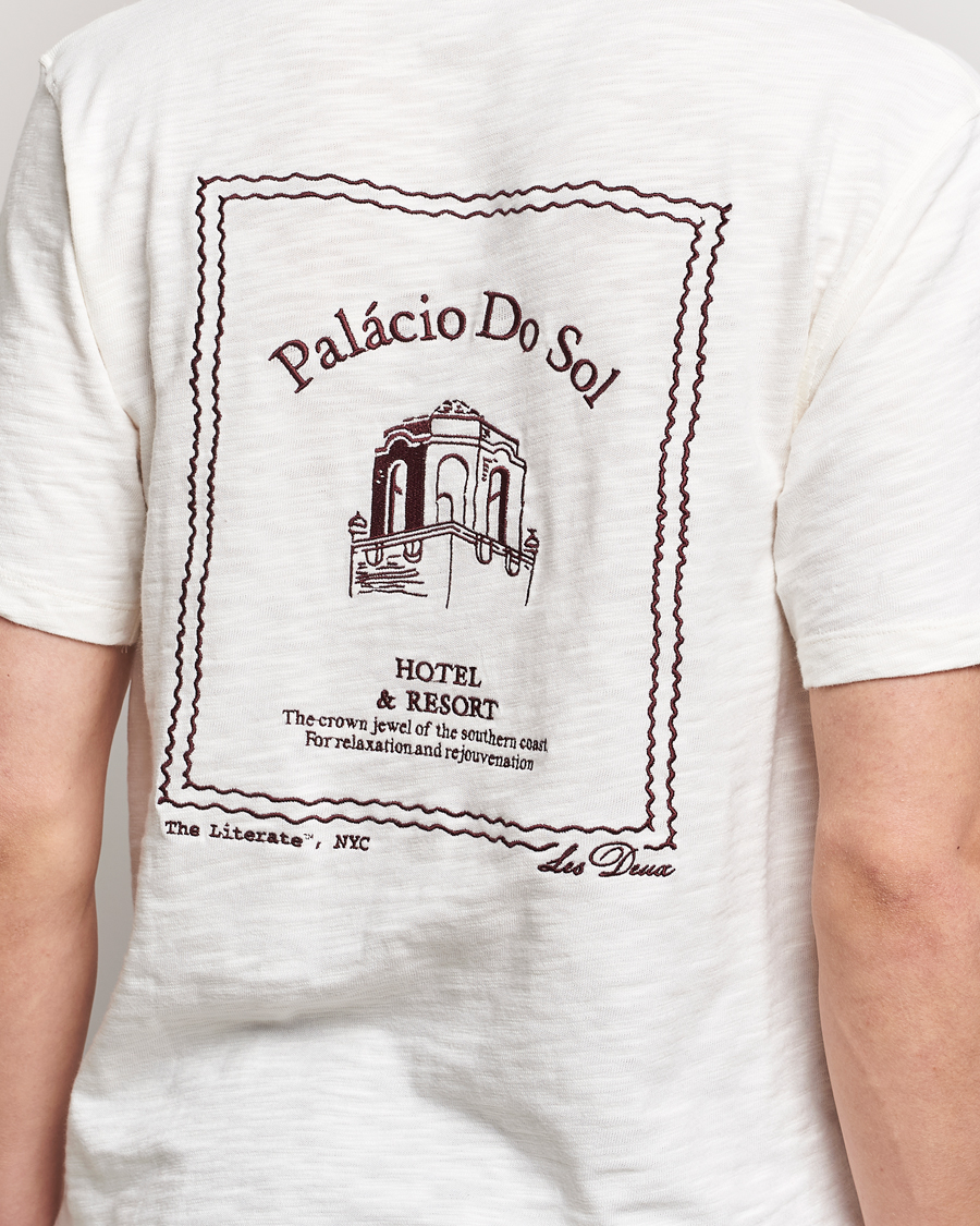 Hombres | Camisetas | LES DEUX | Hotel Embroidery T-Shirt Ivory