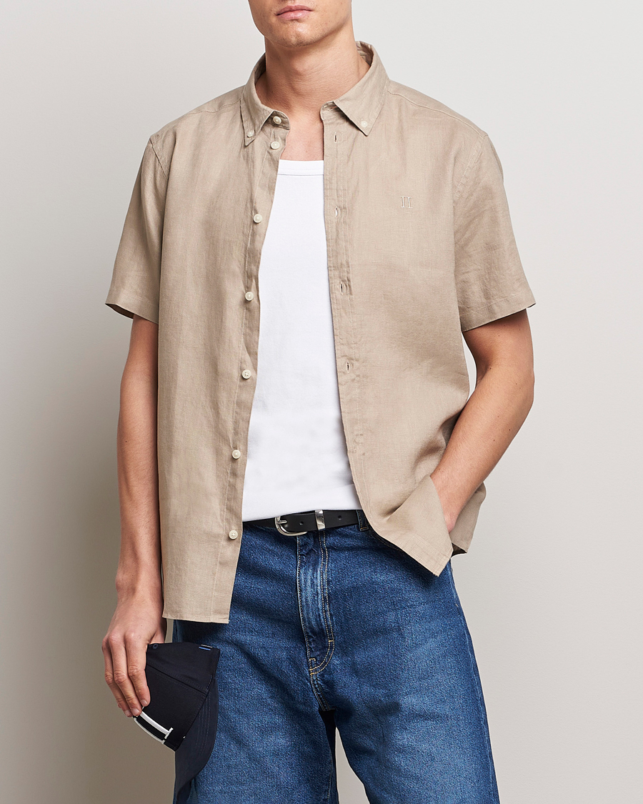 Hombres | Nuevas imágenes de productos | LES DEUX | Kris Short Sleeve Linen Shirt Dark Sand