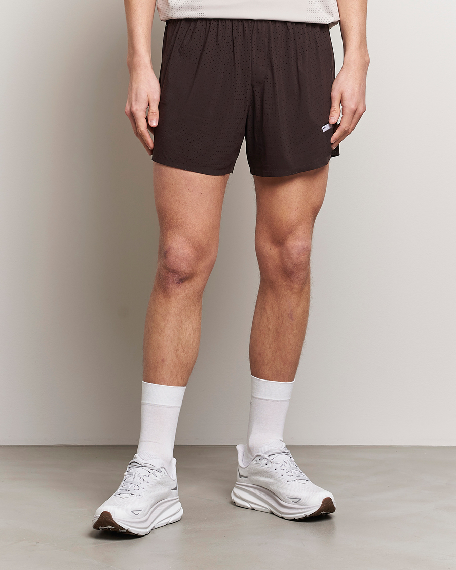 Hombres | Pantalones cortos funcionales | Satisfy | Space-O 5 Inch Shorts Dark Mahogany