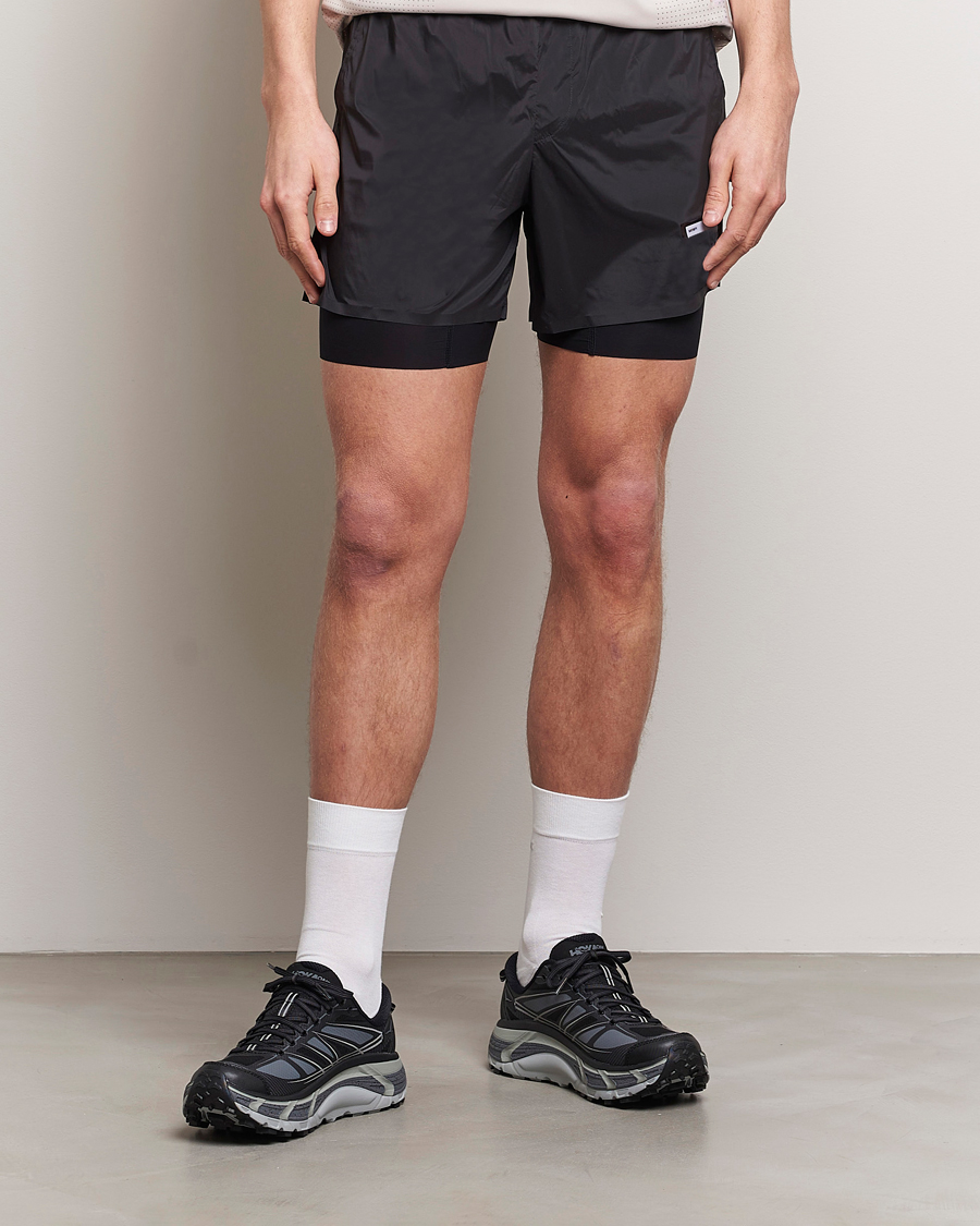 Hombres | Pantalones cortos funcionales | Satisfy | TechSilk 5 Inch Shorts Black