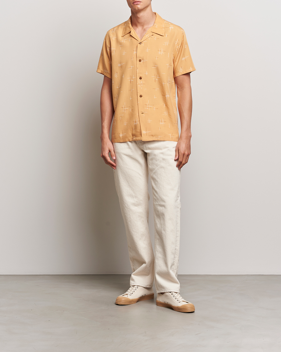Hombres | Camisas | Nudie Jeans | Arvid 50s Hawaii Shirt Ochre