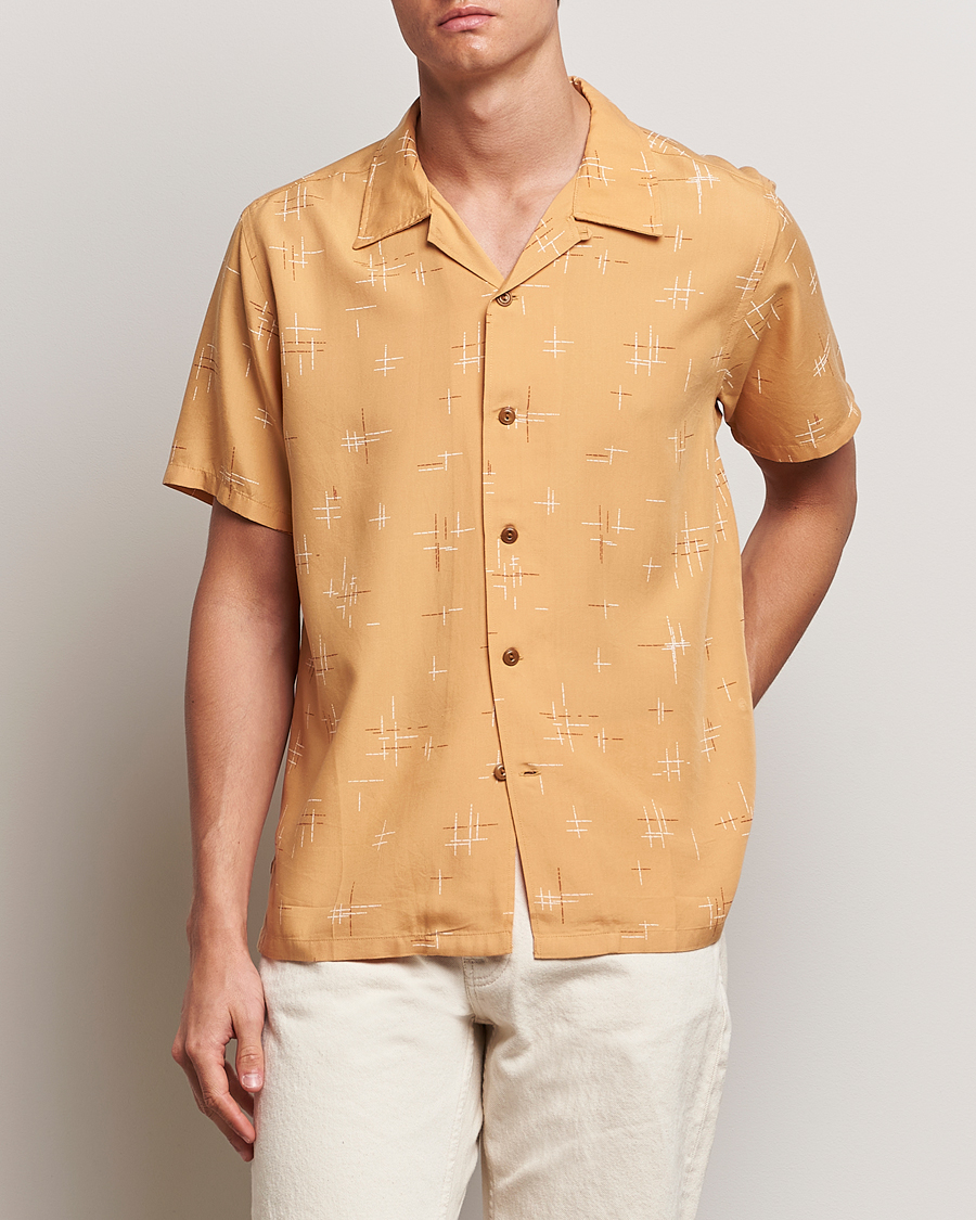 Hombres | Camisas | Nudie Jeans | Arvid 50s Hawaii Shirt Ochre