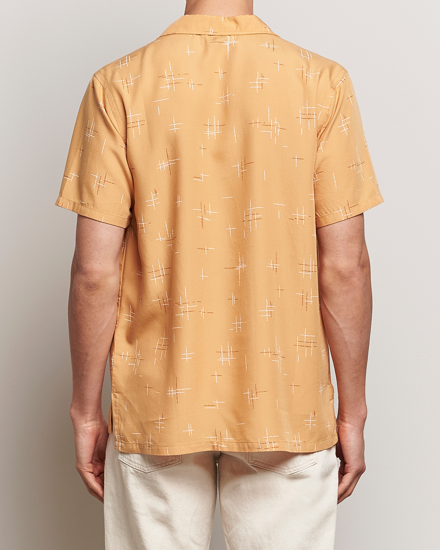 Hombres | Camisas | Nudie Jeans | Arvid 50s Hawaii Shirt Ochre