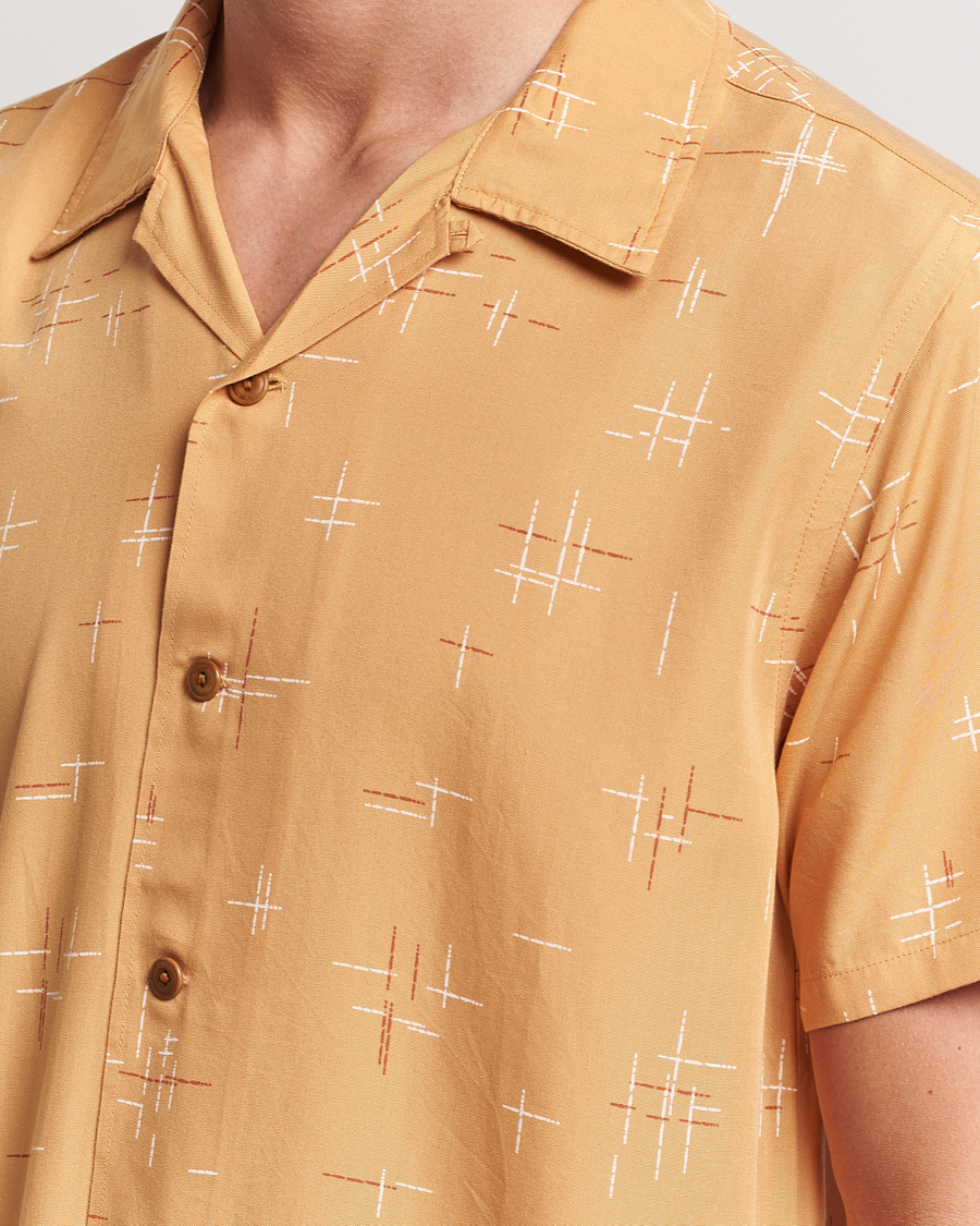 Hombres | Camisas | Nudie Jeans | Arvid 50s Hawaii Shirt Ochre