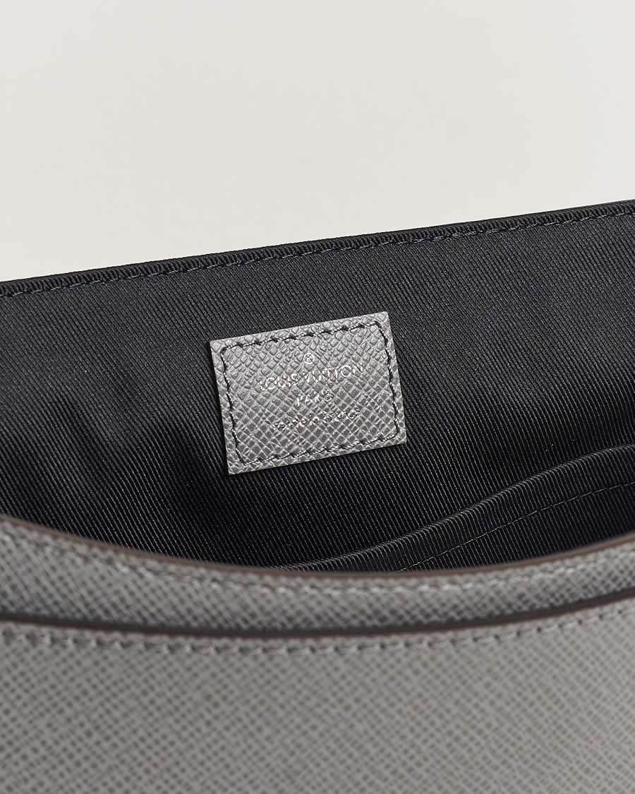 Hombres | Louis Vuitton Pre-Owned District PM Taiga Messenger Grey | Louis Vuitton Pre-Owned | District PM Taiga Messenger Grey