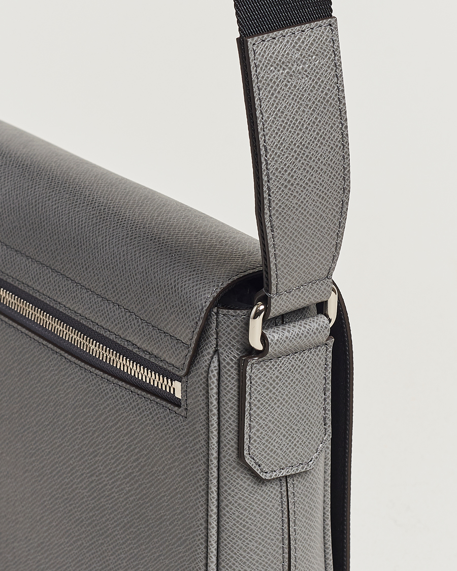 Hombres | Louis Vuitton Pre-Owned District PM Taiga Messenger Grey | Louis Vuitton Pre-Owned | District PM Taiga Messenger Grey