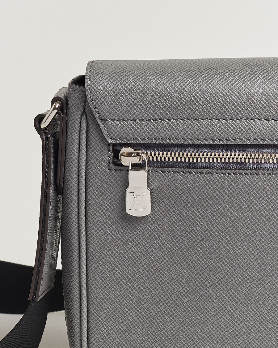 Hombres | Louis Vuitton Pre-Owned District PM Taiga Messenger Grey | Louis Vuitton Pre-Owned | District PM Taiga Messenger Grey