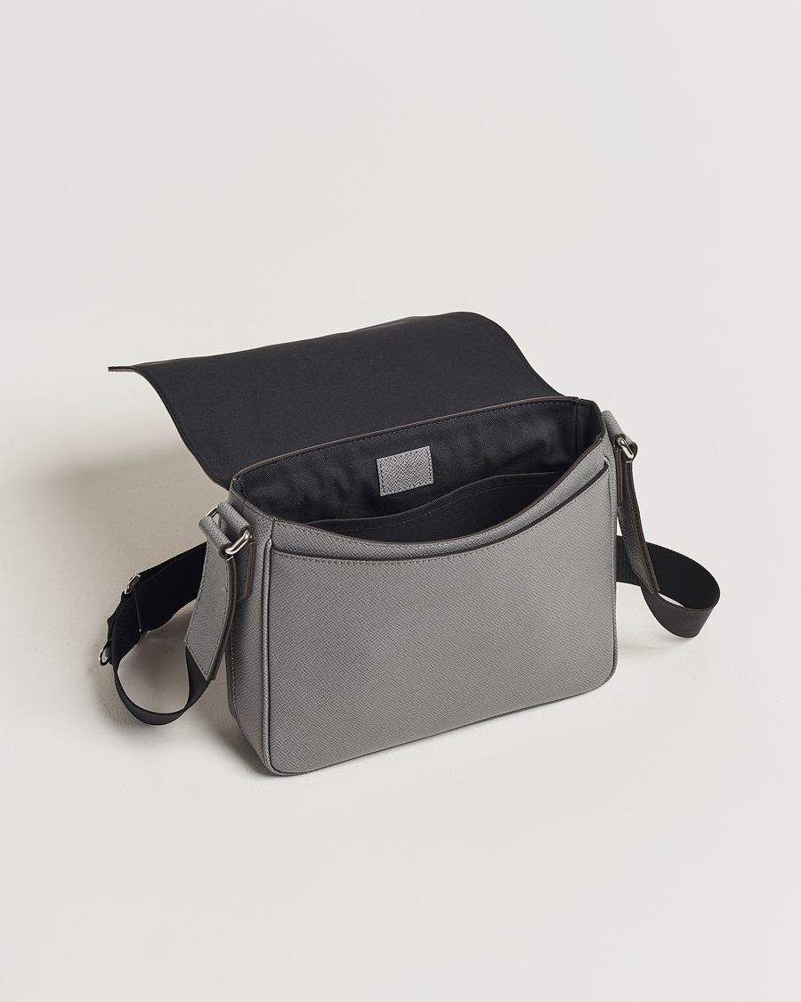 Hombres | Louis Vuitton Pre-Owned District PM Taiga Messenger Grey | Louis Vuitton Pre-Owned | District PM Taiga Messenger Grey