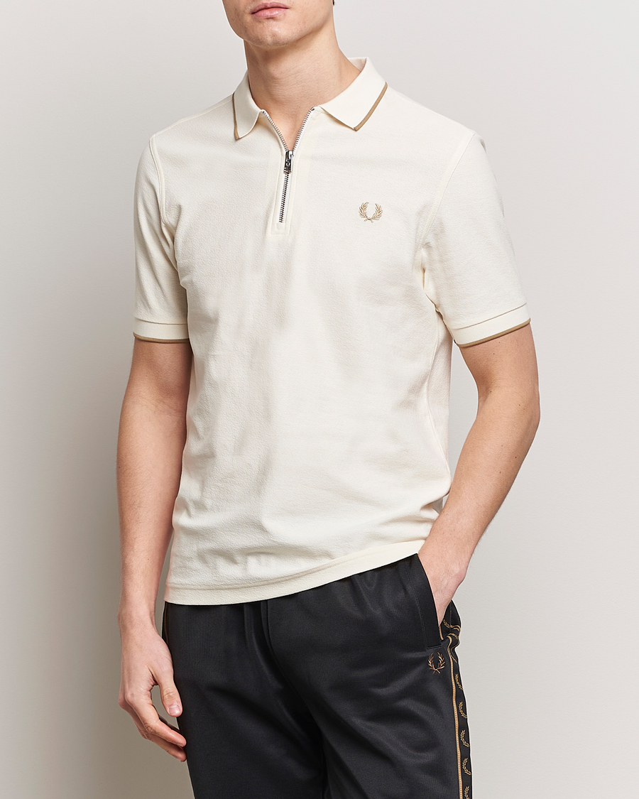 Hombres | Best of British | Fred Perry | Crépe Half Zip Polo Ecru