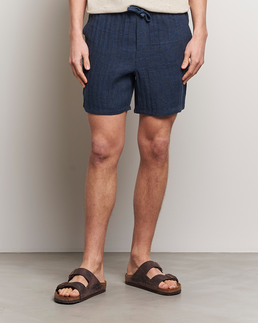 Hombres | Pantalones cortos | A Day\'s March | Ipu Herringbone Linen Drawstring Shorts Indigo Blue