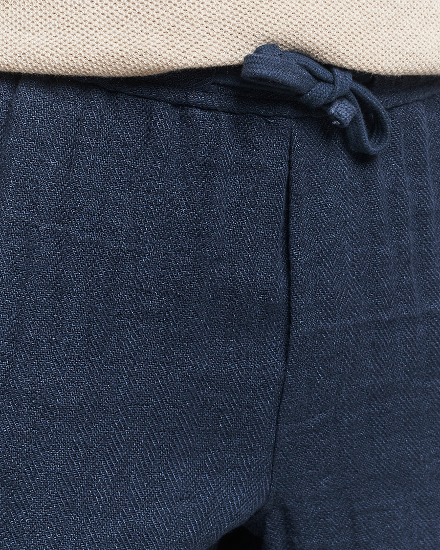 Hombres | Pantalones cortos | A Day's March | Ipu Herringbone Linen Drawstring Shorts Indigo Blue