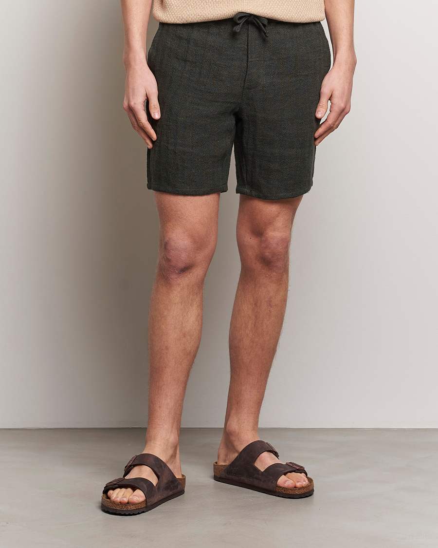 Hombres | Pantalones cortos de lino | A Day\'s March | Ipu Herringbone Linen Drawstring Shorts Olive