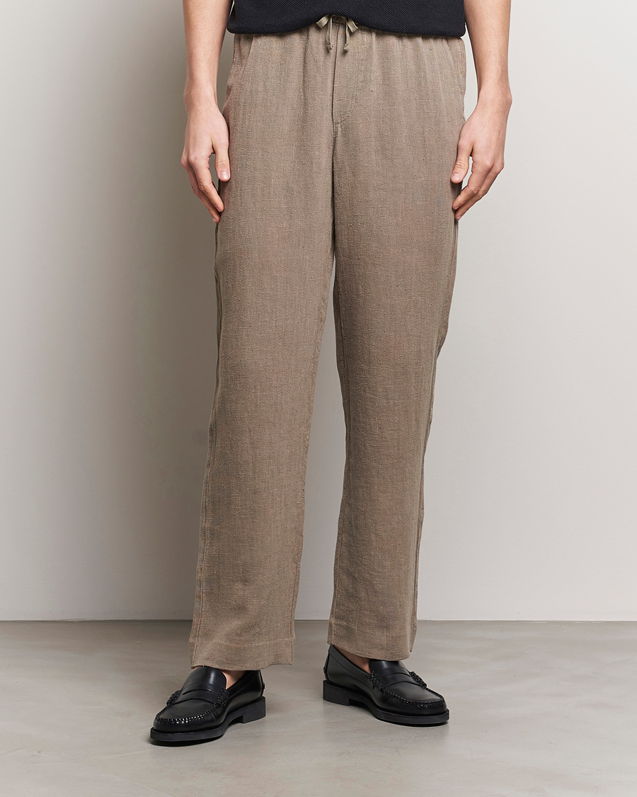 Hombres | El armario de lino | A Day's March | Tamiat Drawstring Linen Trousers Clay