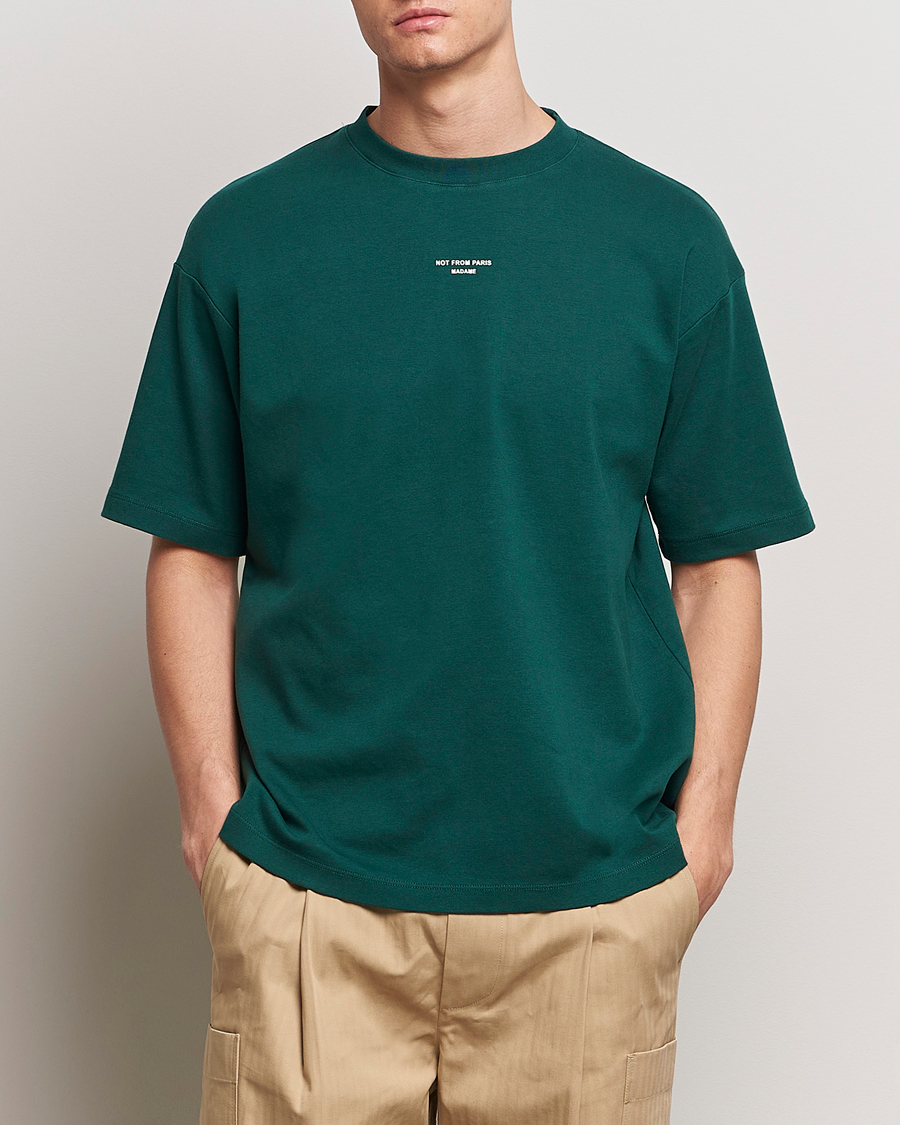 Hombres | Nuevas imágenes de productos | Drôle de Monsieur | Classic Slogan T-Shirt Dark Green