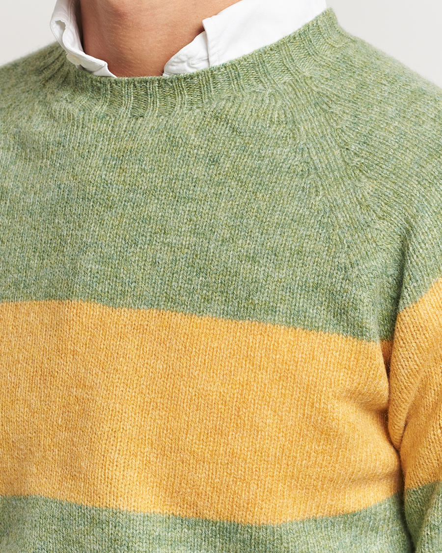 Hombres | Jerséis y prendas de punto | Harley Of Scotland | Block Stripe Lambswool Crewneck Yellow/Green
