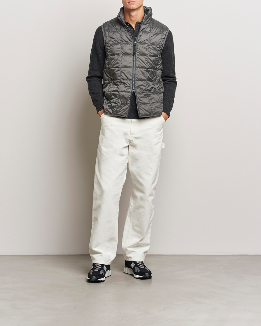Hombres | Abrigos y chaquetas | TAION | High Neck Full Zip Lightweight Down Vest Charcoal