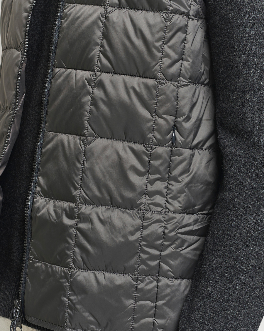 Hombres | Abrigos y chaquetas | TAION | High Neck Full Zip Lightweight Down Vest Charcoal