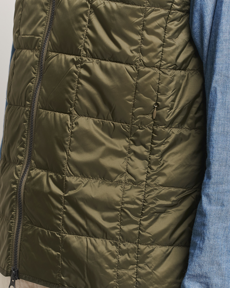 Hombres | Abrigos y chaquetas | TAION | High Neck Full Zip Lightweight Down Vest Dark Olive