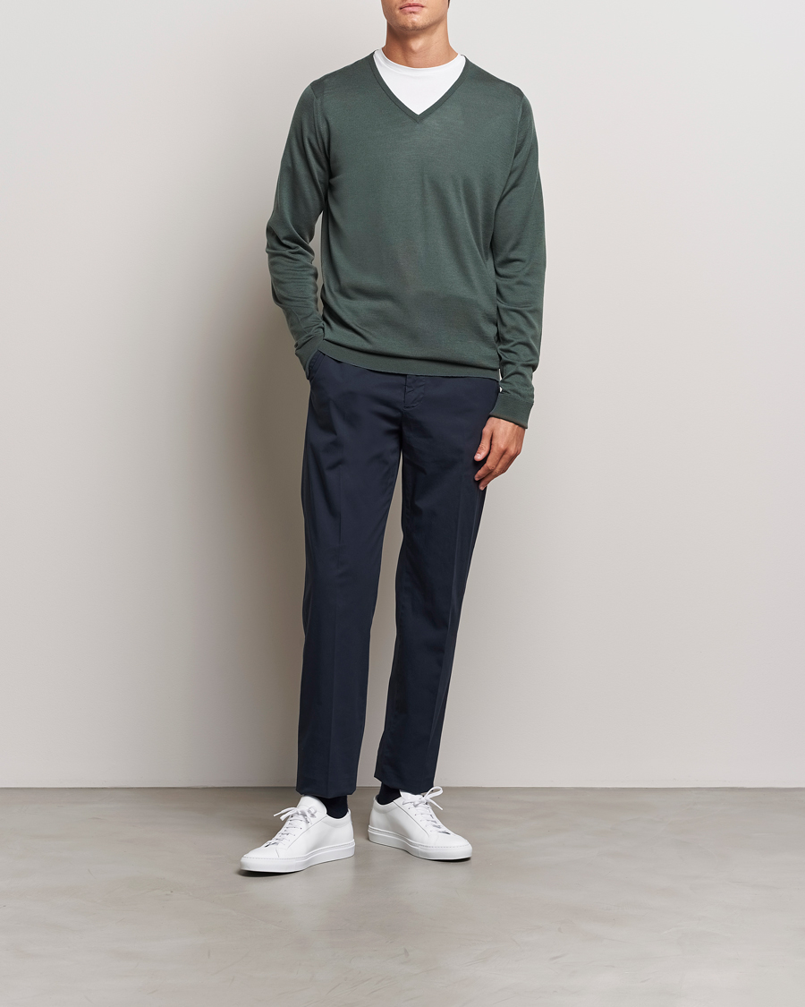 Hombres | Jerséis y prendas de punto | John Smedley | Bobby Extra Fine Merino V-Neck Pullover Dark Green