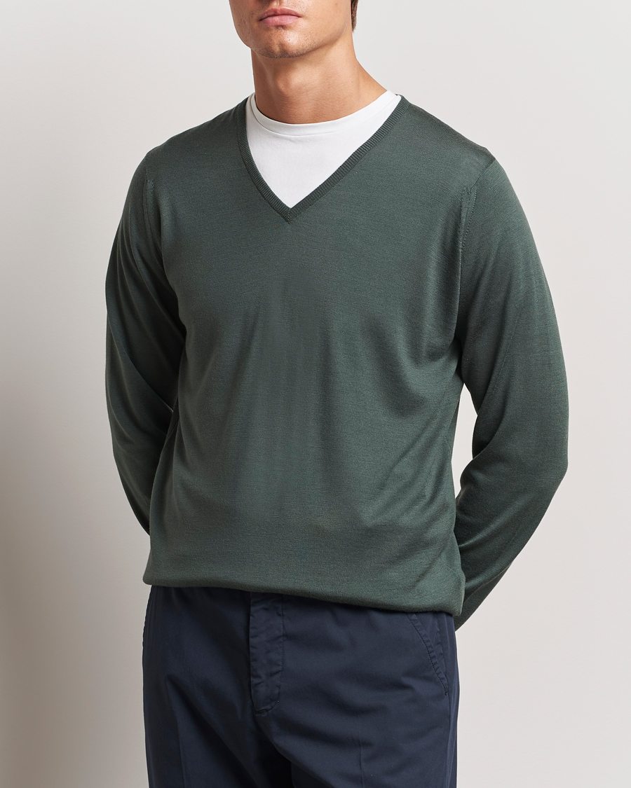 Hombres | Jerséis y prendas de punto | John Smedley | Bobby Extra Fine Merino V-Neck Pullover Dark Green