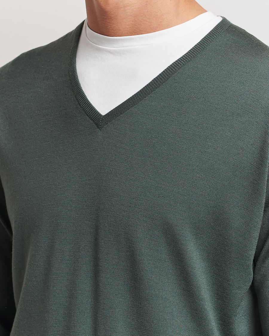 Hombres | Jerséis y prendas de punto | John Smedley | Bobby Extra Fine Merino V-Neck Pullover Dark Green