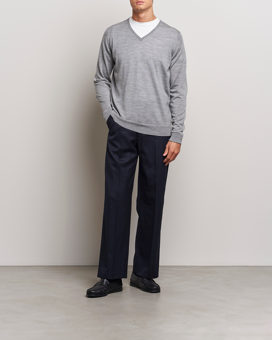 Hombres | Jerséis y prendas de punto | John Smedley | Bobby Extra Fine Merino V-Neck Pullover Silver Grey