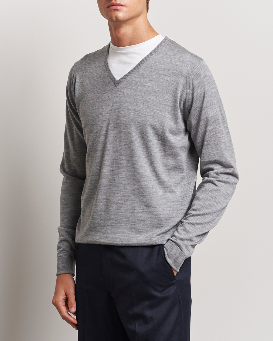 Hombres | Jerséis y prendas de punto | John Smedley | Bobby Extra Fine Merino V-Neck Pullover Silver Grey