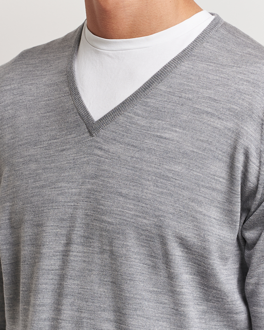Hombres | Jerséis y prendas de punto | John Smedley | Bobby Extra Fine Merino V-Neck Pullover Silver Grey