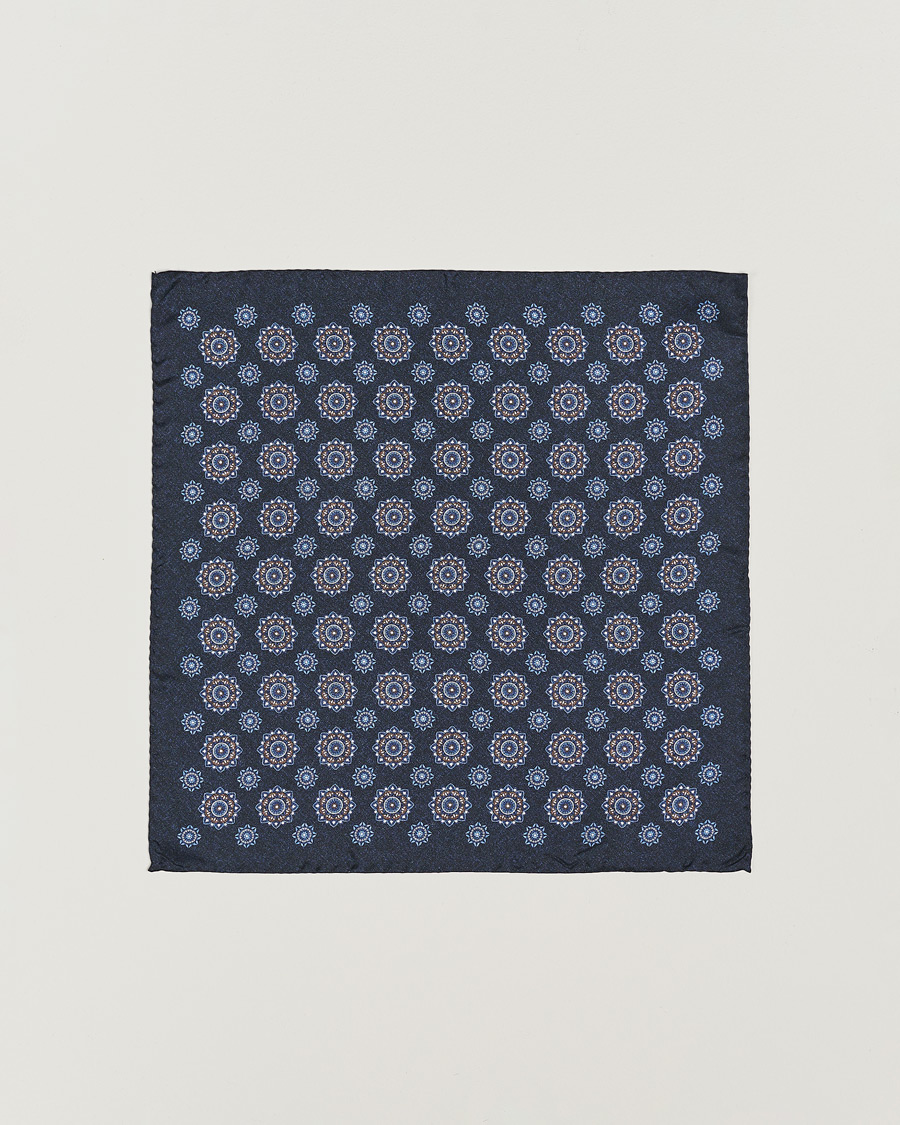 Hombres | Amanda Christensen Silk Twill Printed Flower Pocket Square Navy | Amanda Christensen | Silk Twill Printed Flower Pocket Square Navy