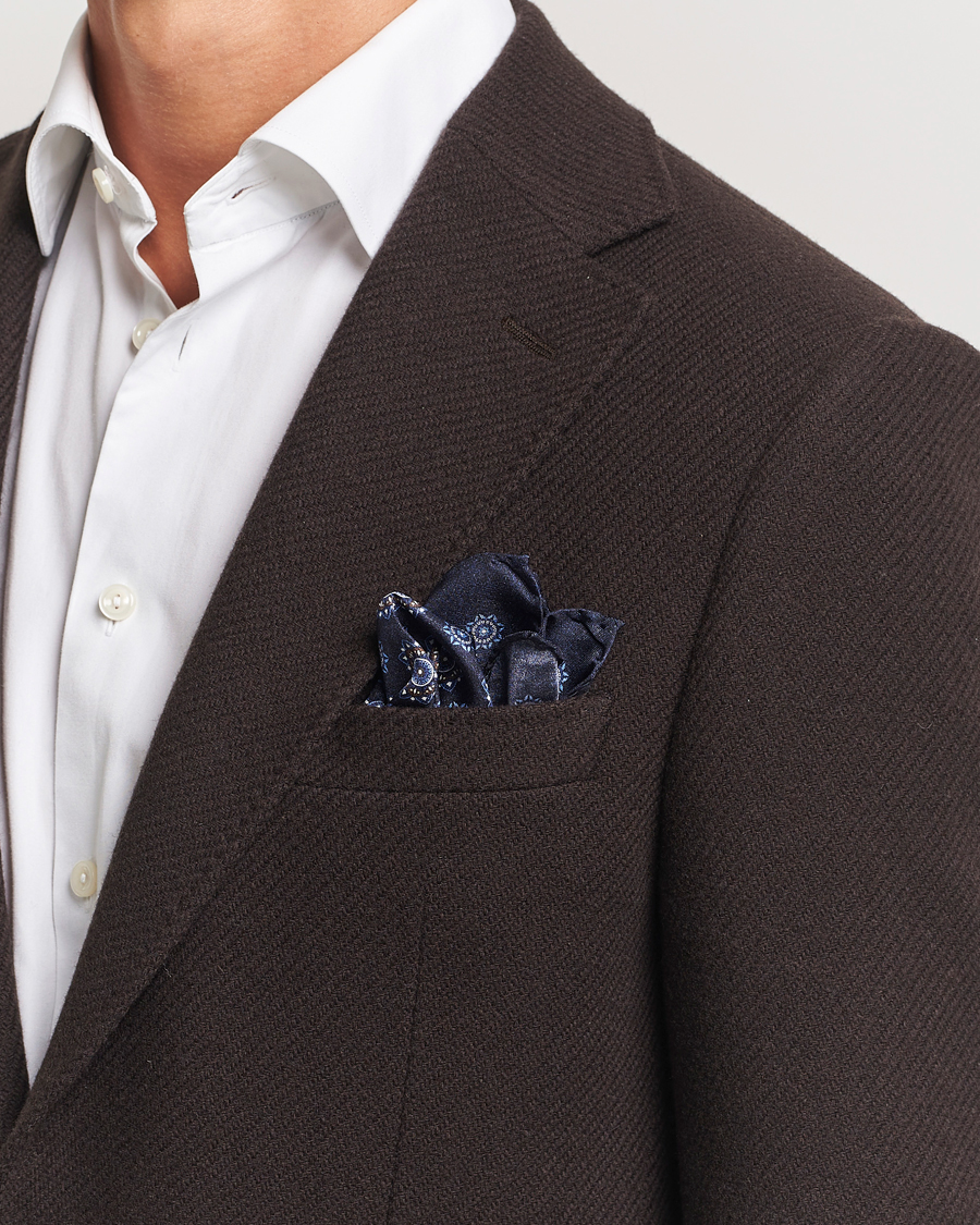 Hombres | Amanda Christensen Silk Twill Printed Flower Pocket Square Navy | Amanda Christensen | Silk Twill Printed Flower Pocket Square Navy