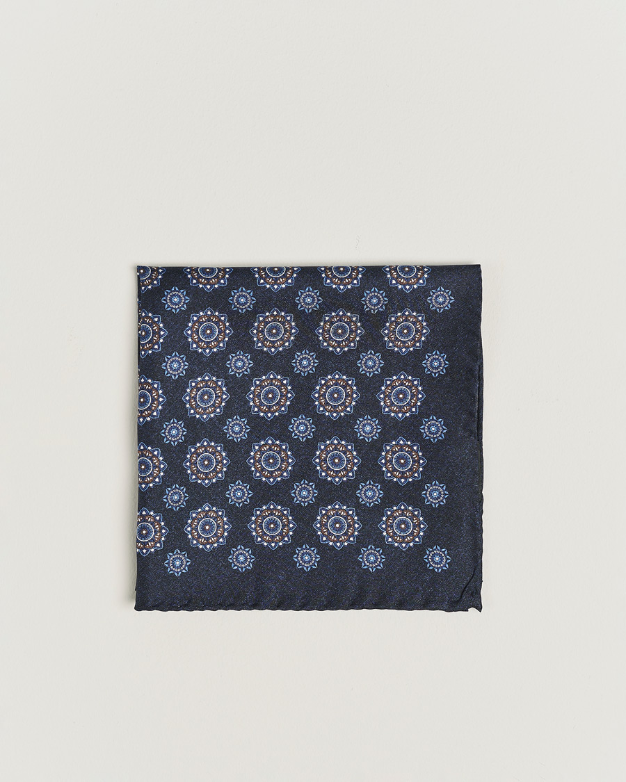 Hombres | Amanda Christensen Silk Twill Printed Flower Pocket Square Navy | Amanda Christensen | Silk Twill Printed Flower Pocket Square Navy