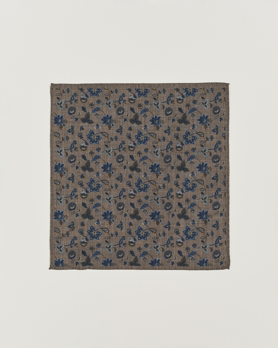 Hombres | Amanda Christensen Wool Flannel Printed Flower Pocket Square Brown | Amanda Christensen | Wool Flannel Printed Flower Pocket Square Brown