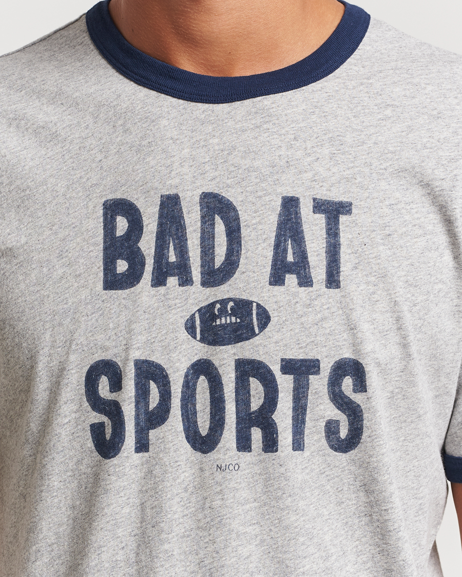 Hombres | Camisetas | Nudie Jeans | Ricky Bad At Sport T-Shirt Grey Melange