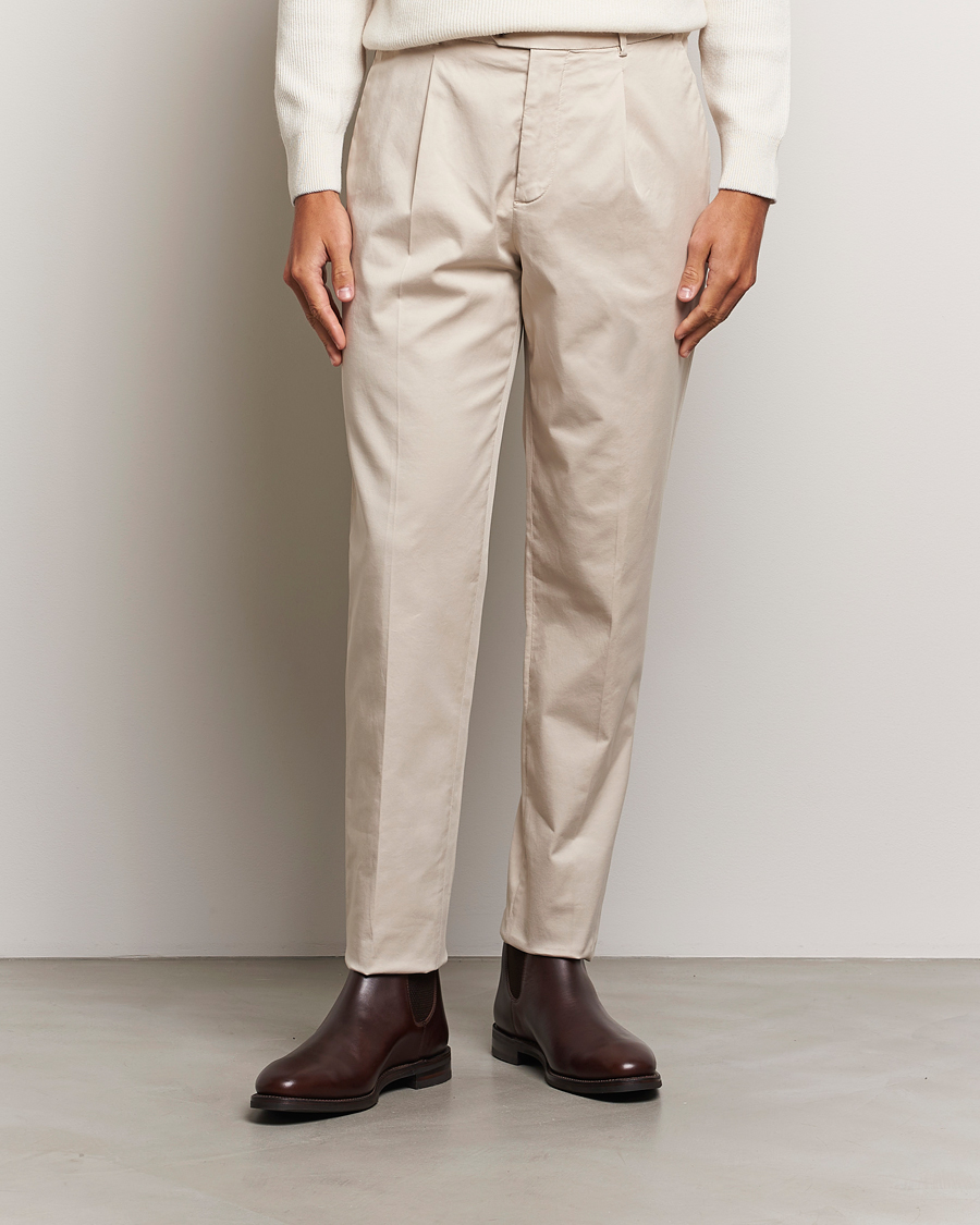 Hombres | Pantalones | Brunello Cucinelli | Slim Fit Pleated Trousers Light Beige