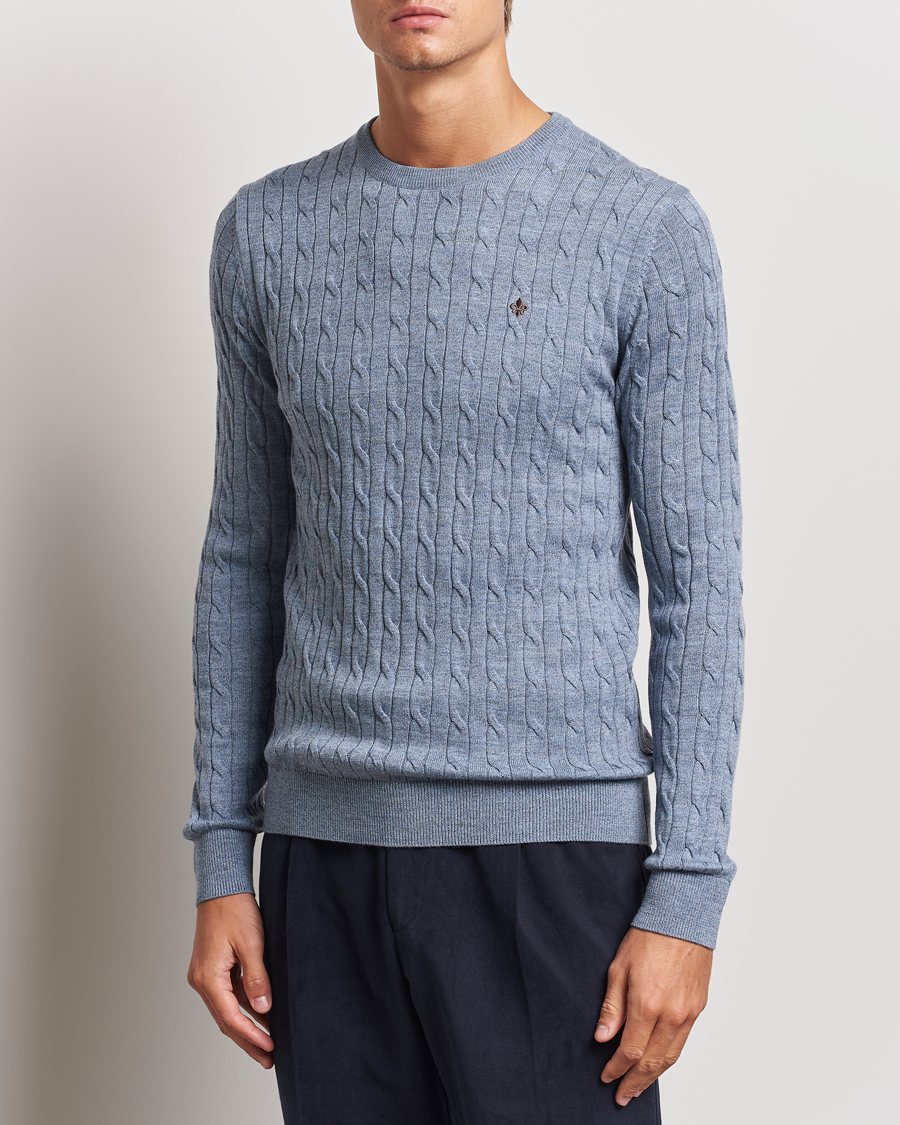 Hombres | Jerséis y prendas de punto | Morris | Merino Cable O-Neck Light Blue