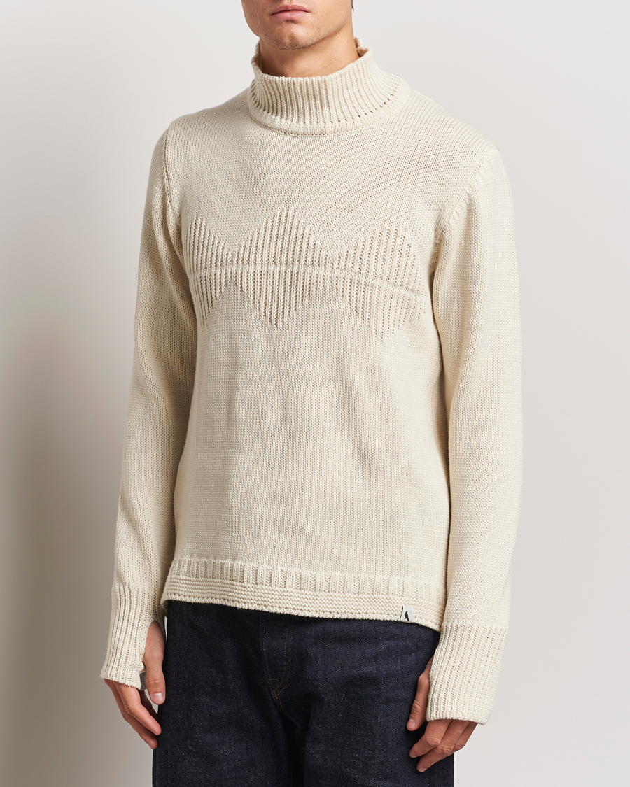 Hombres | Jerséis y prendas de punto | Peregrine | Mountain Guernsey Merino Funnel Neck Cream