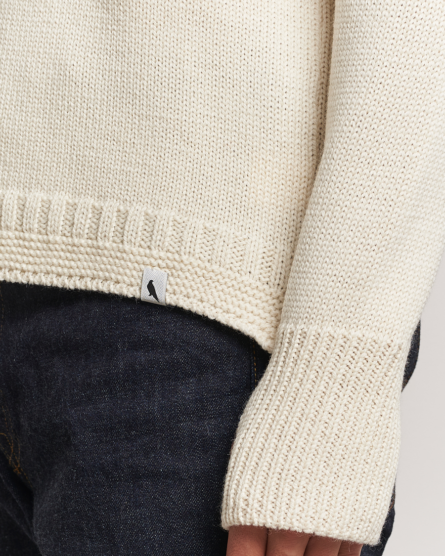 Hombres | Jerséis y prendas de punto | Peregrine | Mountain Guernsey Merino Funnel Neck Cream