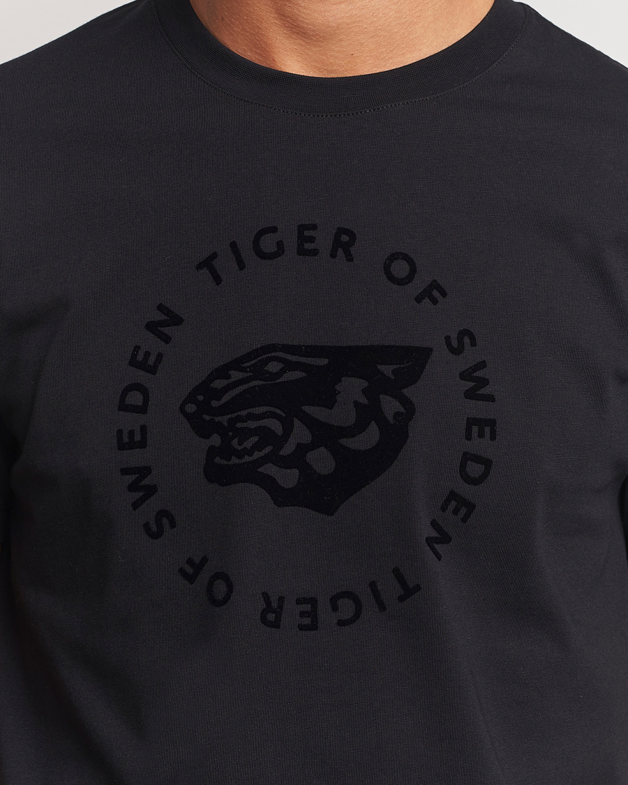 Hombres | Camisetas | Tiger of Sweden | Dillan Logo Crew Neck T-Shirt Black