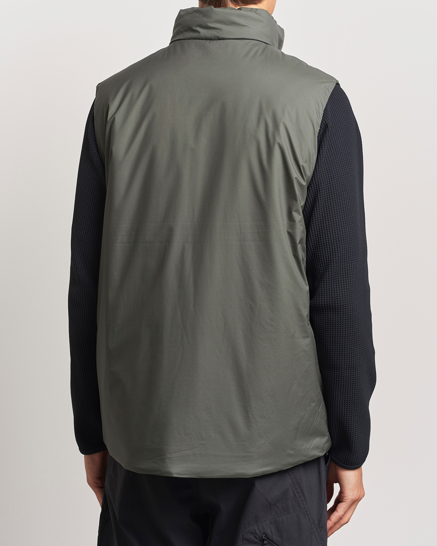 Hombres | Abrigos y chaquetas | Goldwin | GORE-TEX Windstopper Puffy Vest Dark Olive