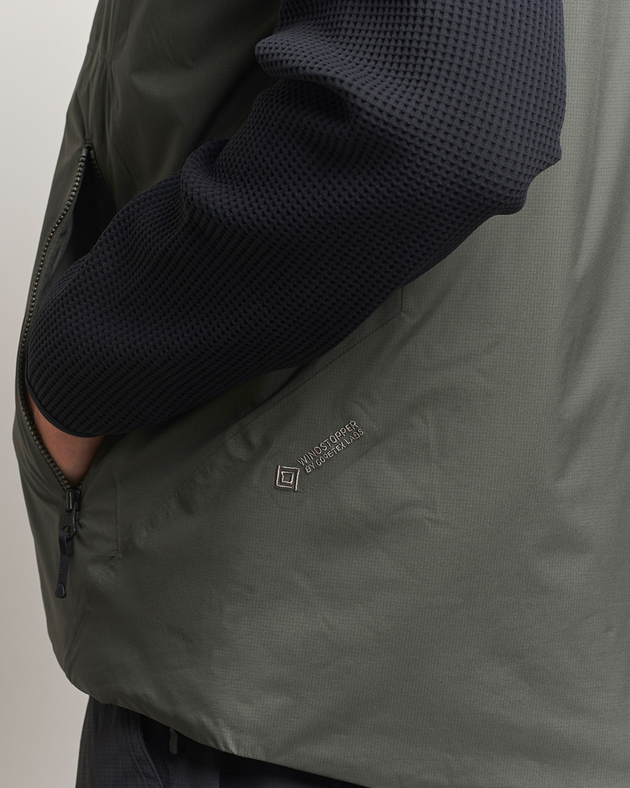 Hombres | Abrigos y chaquetas | Goldwin | GORE-TEX Windstopper Puffy Vest Dark Olive