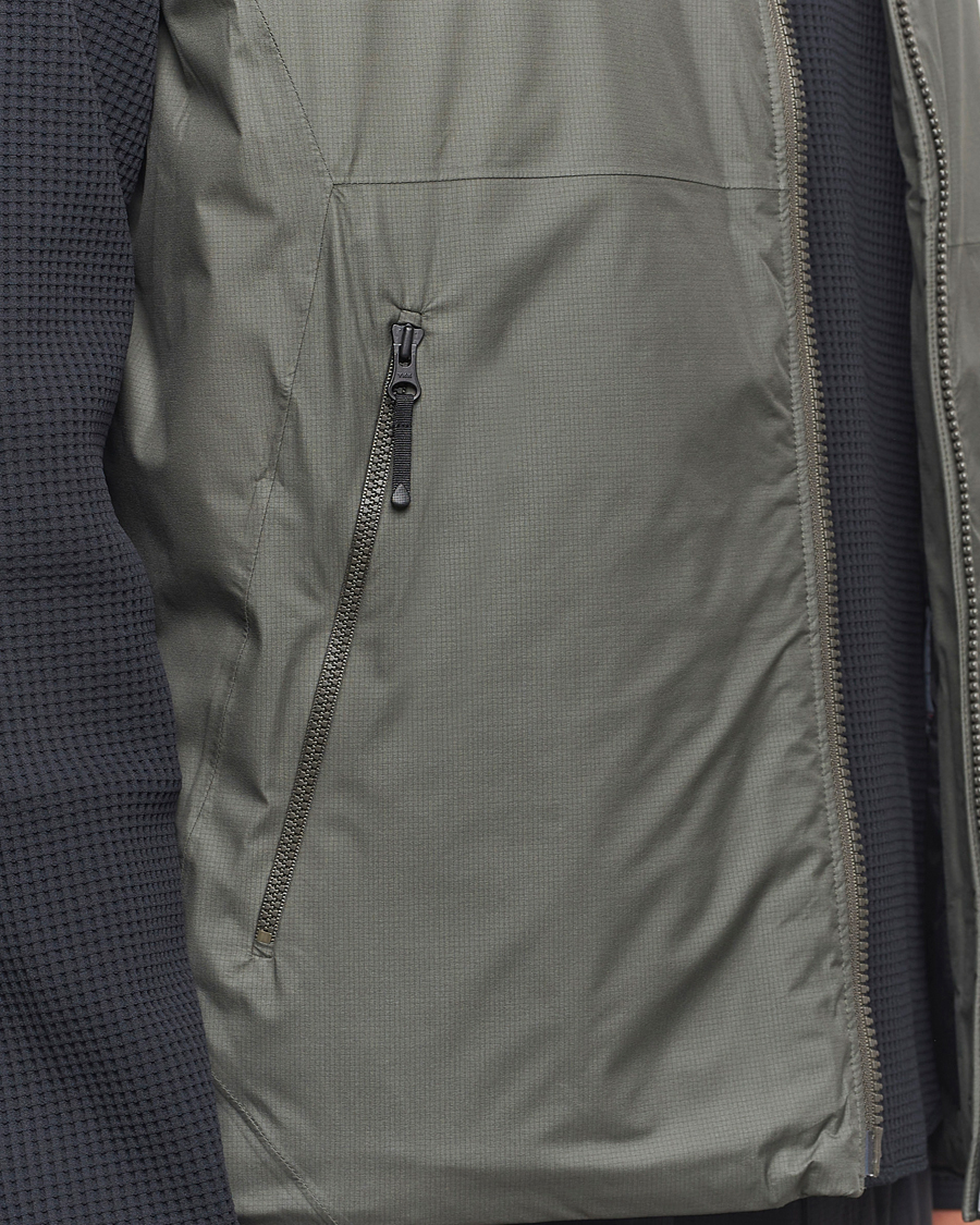 Hombres | Abrigos y chaquetas | Goldwin | GORE-TEX Windstopper Puffy Vest Dark Olive