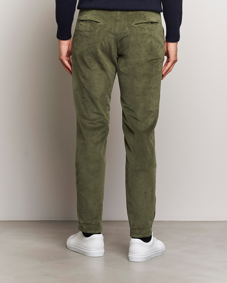Hombres | Pantalones | Incotex | Slim Fit Leisure Cord Slacks Dark Green