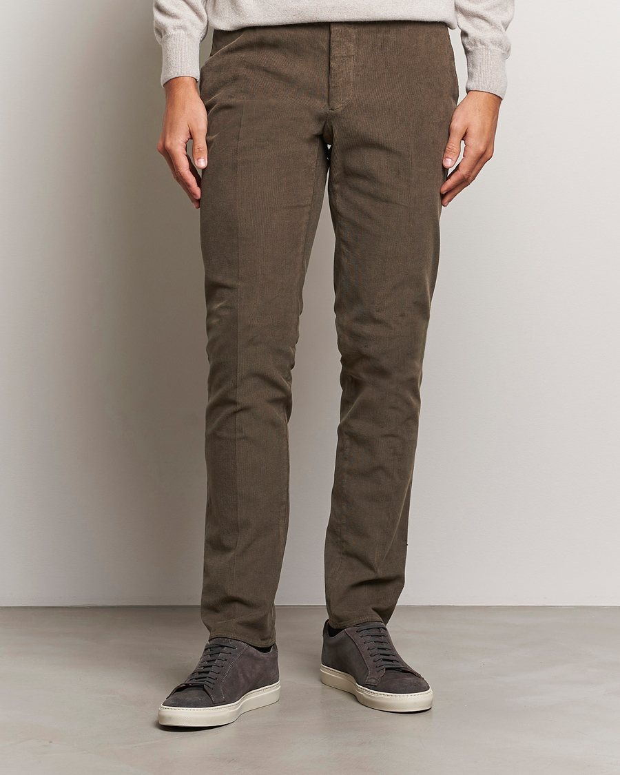 Hombres | Pantalones | Incotex | Slim Fit Baby Corduroy Trousers Brown