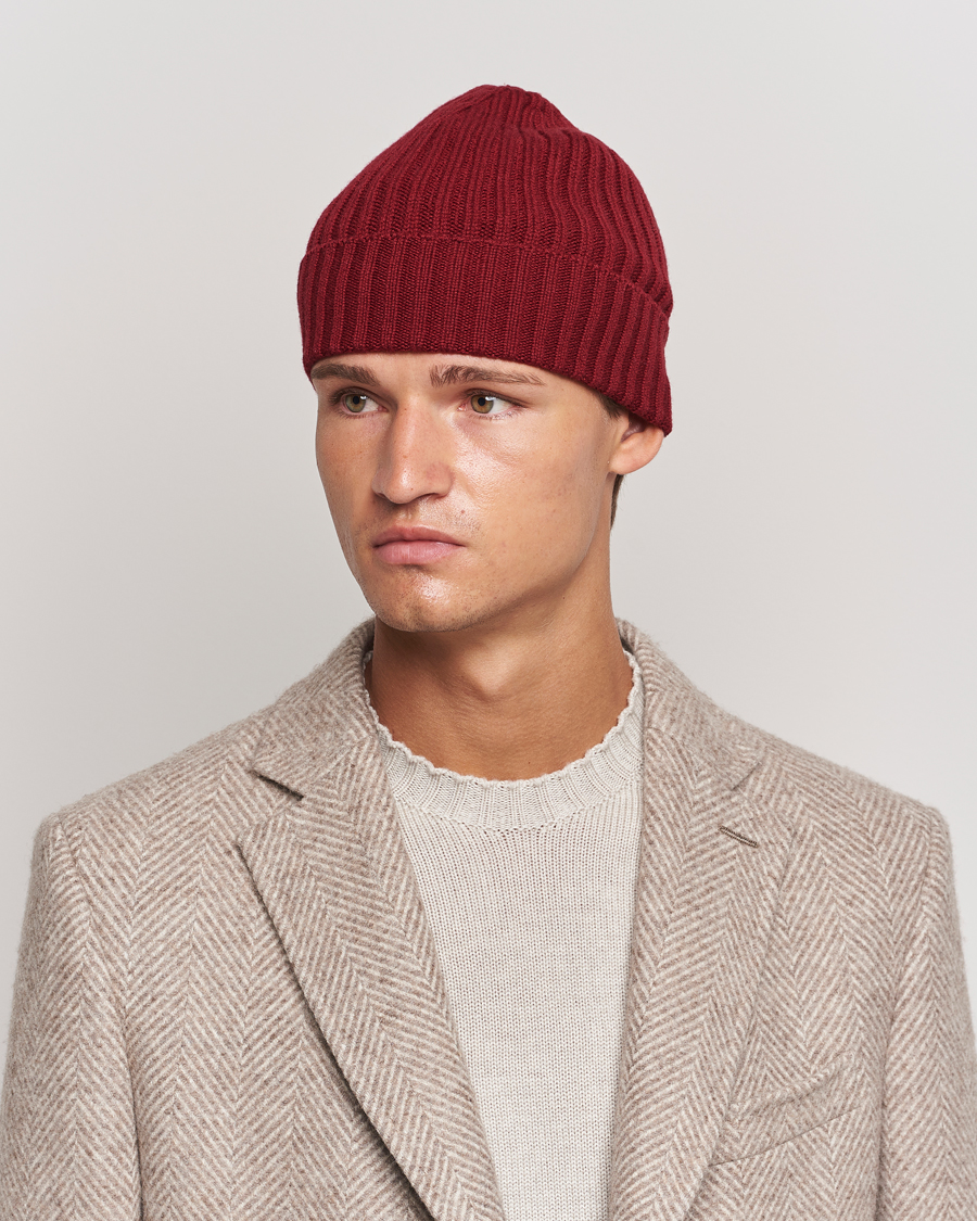 Hombres | Piacenza Cashmere Ribbed Cashmere Beanie Burgundy | Piacenza Cashmere | Ribbed Cashmere Beanie Burgundy