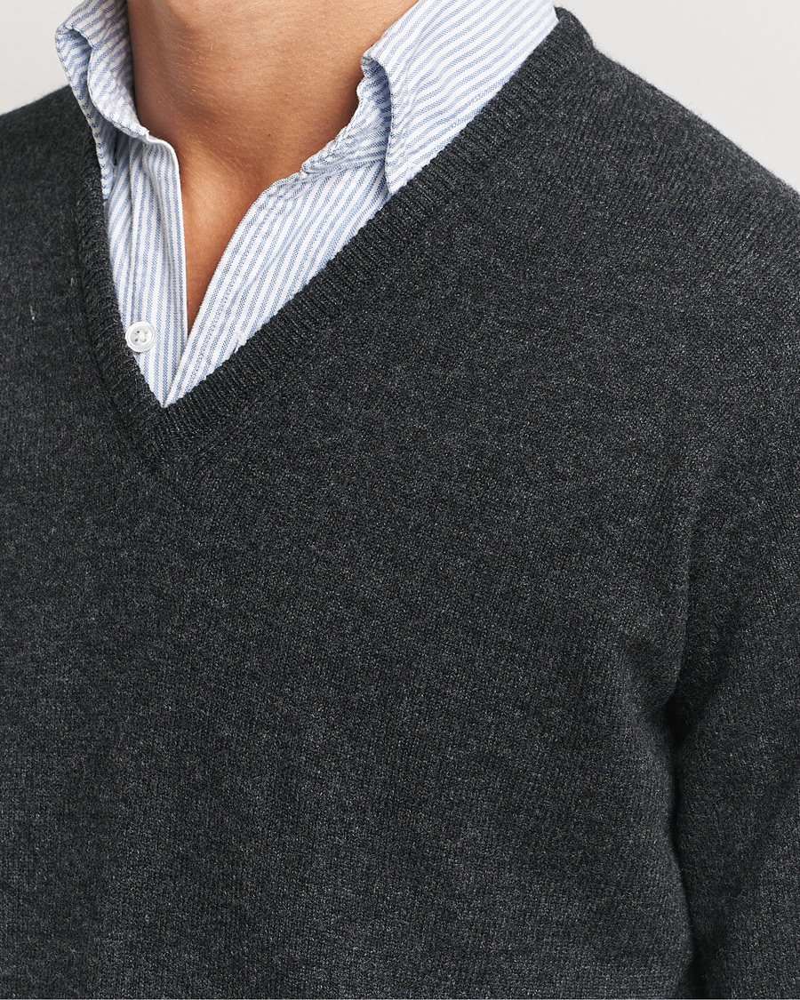 Hombres | Jerséis y prendas de punto | William Lockie | Rob Lambswool V-Neck Charcoal