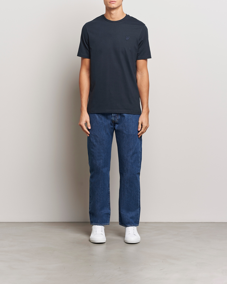 Hombres | Camisetas | Lyle & Scott | Tonal Eagle Crew Neck T-Shirt Dark Navy